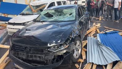 Kars’ta fırtına çatıları uçurdu, araçlar zarar gördü