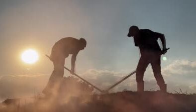 Geçimlerini evlerinden kilometrelerce uzakta mangal kömürü üreterek sağlıyorlar