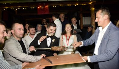 Gelin ve damat pastayı bıraktı, döner kesti