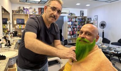 Hataylı esnaf renkli sakallarıyla dikkat çekiyor