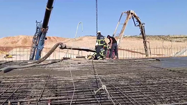 İnşaat işçisi beton pompası altında can verdi