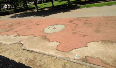 Koşuyolu’ndaki Çocuk Parkı Bakımsızlıkla Mücadele Ediyor