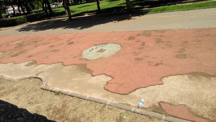 Koşuyolu’ndaki Çocuk Parkı Bakımsızlıkla Mücadele Ediyor