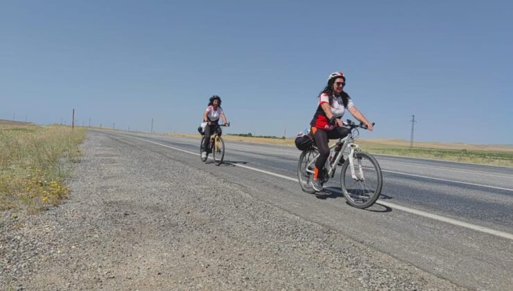 Kadın bisikletçiler kuraklığa dikkat çekmek için pedal çevirdi