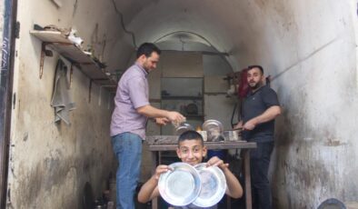 Kalay ustası sıcakta 55 yılın mesaisinde