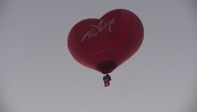 Kapadokya’da balonlar posterlerle uçtu