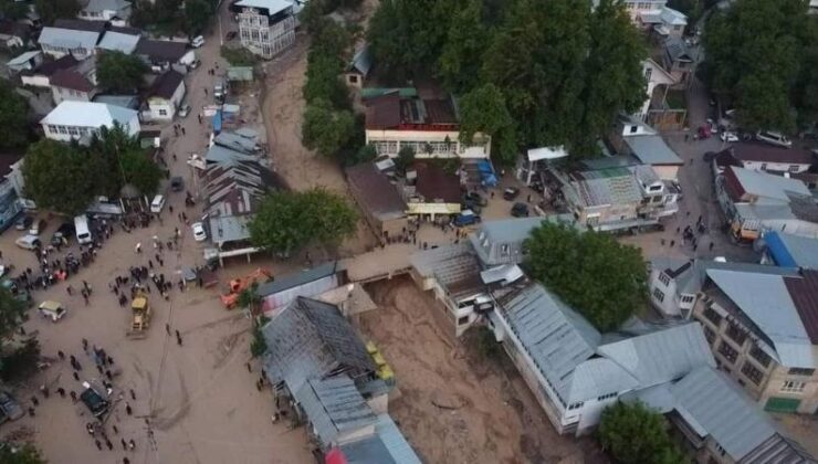 Kırgızistan’da sel araçları sürükled