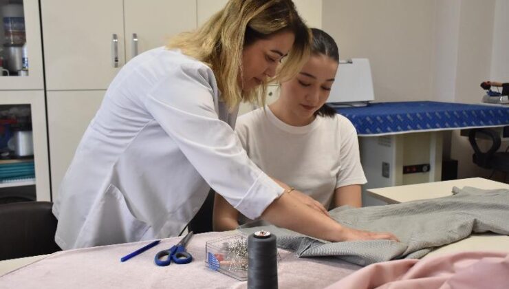 Kursa başlayan genç, Londra Moda Koleji’ni kazandı