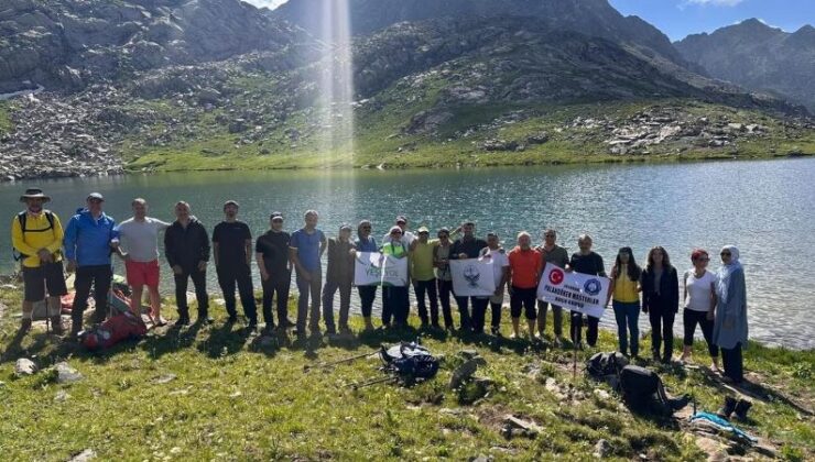 Nefes kesen manzarada yorulmadan yürüdüler