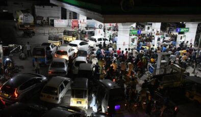 Pakistan’da grev öncesi petrol istasyonlarında uzun kuyruklar