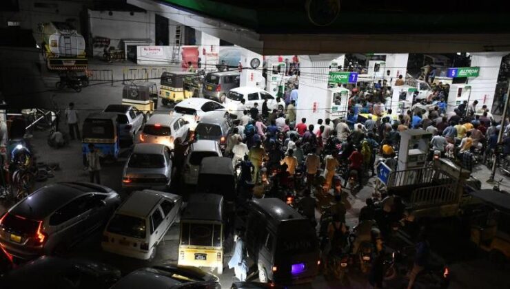Pakistan’da grev öncesi petrol istasyonlarında uzun kuyruklar