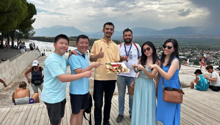 Pamukkale’de kebap şöleni turistleri büyüledi