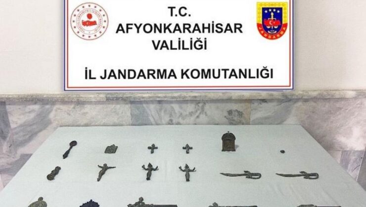 Bulduğu tarihi eserleri jandarmaya teslim etti