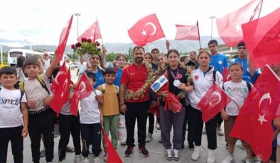 Şampiyon güreşçiler coşkuyla karşılandı