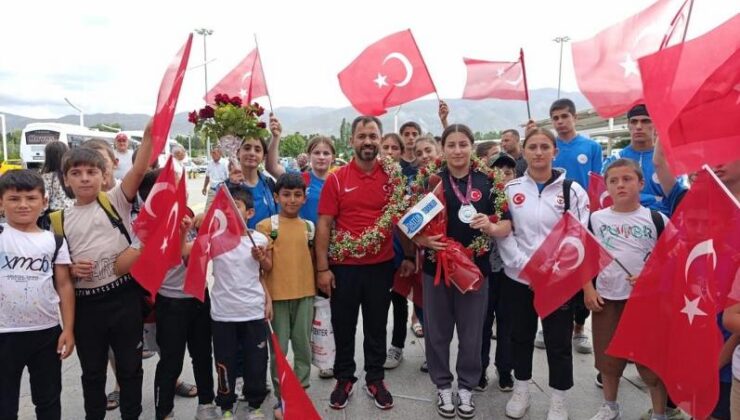 Şampiyon güreşçiler coşkuyla karşılandı