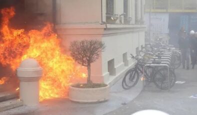 Tiran’da protestocular belediyeyi yaktı