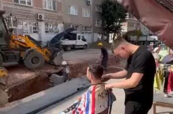 Tıraş olurken yol yapım çalışmasını izledi, gören bir daha baktı