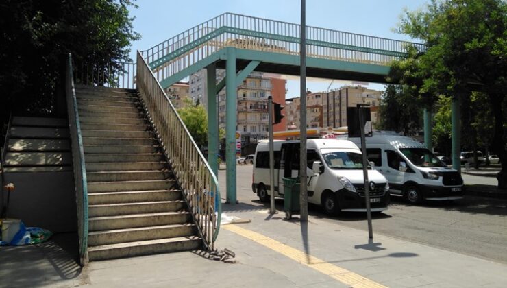 Üst Geçit Pislikten Geçilmiyor