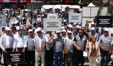 Van’da turizmciler uçak seferleri için yürüdü