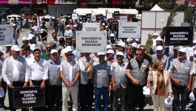 Van’da turizmciler uçak seferleri için yürüdü
