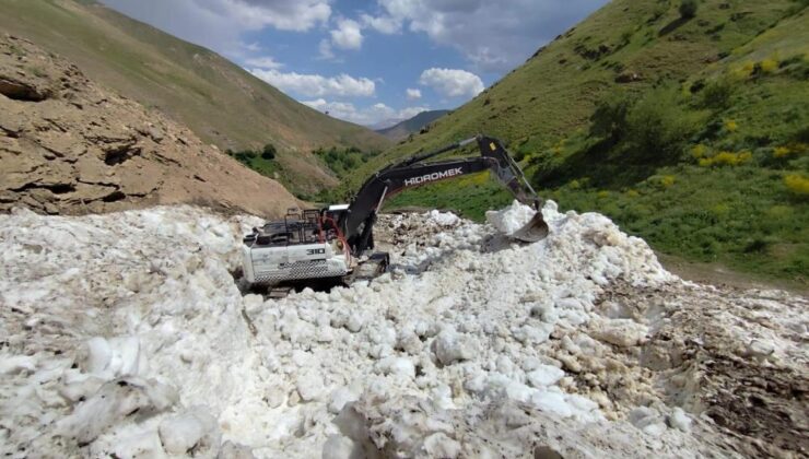 Van’da yazın ortasında kar temizliği