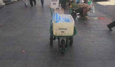 Sıcaktan bunalan vatandaşların yardımına ‘Soğuk Su’ satıcıları yetişiyor