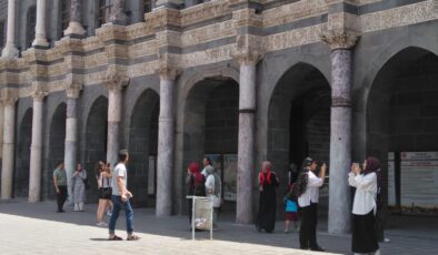Tarihi yerlere turist akını