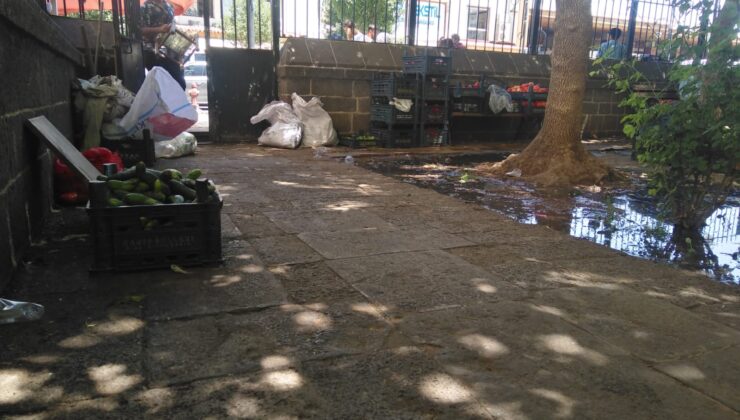 Seyyar Satıcılar Camii bahçesini depo olarak kullanıyor