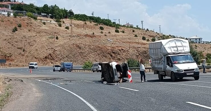 Virajı alamayan araç istinat duvarına çarptı