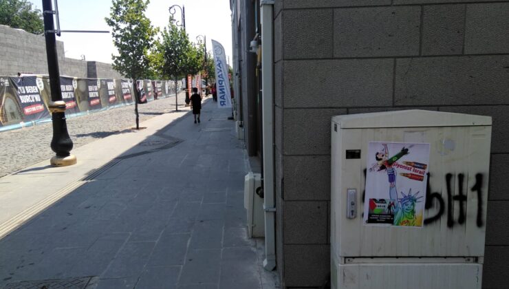 Sur Sokaklarında ‘Siyonist İsrail’ afişleri asıldı