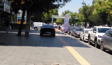 Park yeri bulamayınca kaldırıma park eden sürücüler yayaların tepkisini çekiyor
