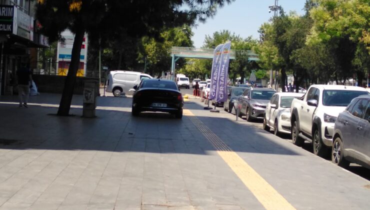 Park yeri bulamayınca kaldırıma park eden sürücüler yayaların tepkisini çekiyor