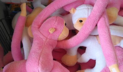 Diyarbakır’da peluş oyuncak maymunlar büyük ilgi görüyor