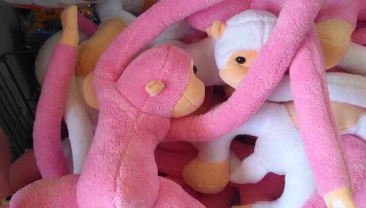 Diyarbakır’da peluş oyuncak maymunlar büyük ilgi görüyor