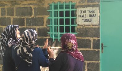 Diyarbakır’daki türbeler ziyaretçilerin akınına uğramaya devam ediyor