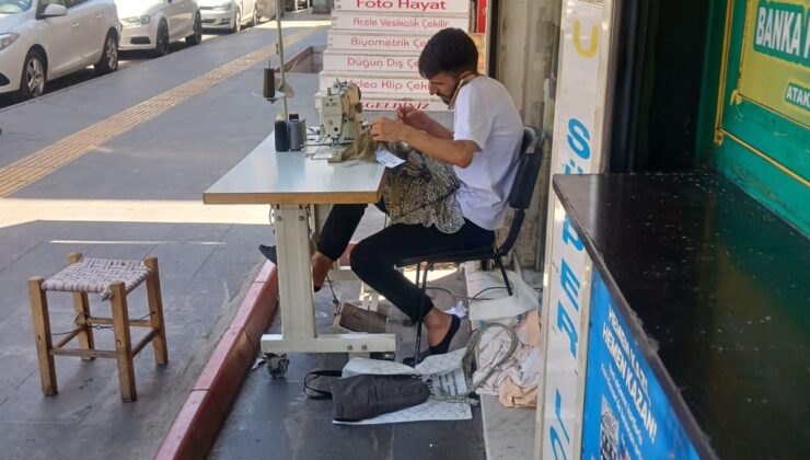 Sıcaklardan bunalan esnaf tezgahını kapı önüne taşıdı