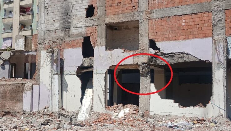Ana cadde üzerinde bulunan ve yıkılacak gibi duran bina korkutuyor