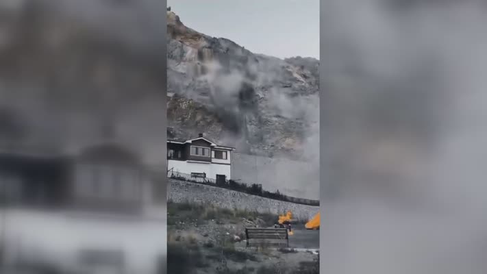 Yamaçtan kopan kaya ve toprak kütlesi 4 eve zarar verdi