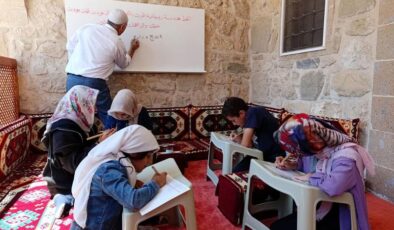 Van’da çocuklar yaz kursunda hat sanatı öğreniyor