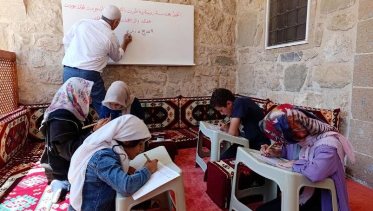 Van’da çocuklar yaz kursunda hat sanatı öğreniyor