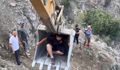 Yusufeli’nde heyelan köyü izole etti