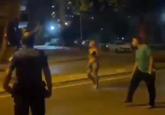Bağımlı kadın sokakta kargaşa çıkardı