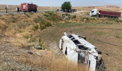 Diyarbakır’da yolcu minibüsü ile pikap çarpıştı: 1’i çocuk 3’ü ağır 14 yaralı