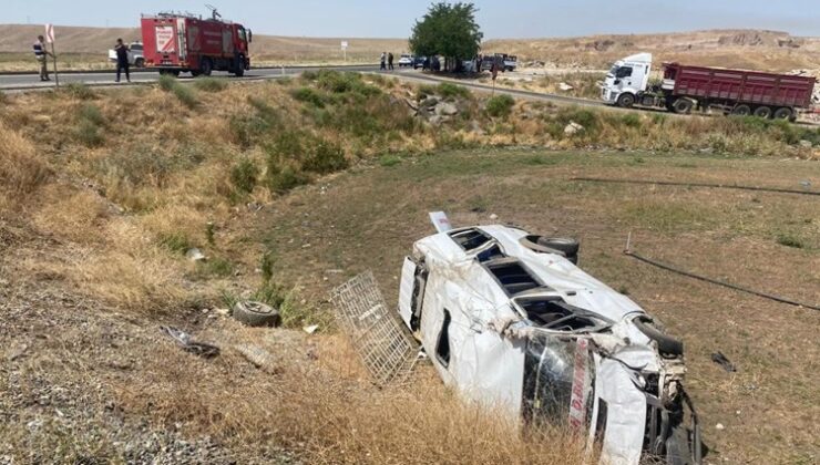 Diyarbakır’da yolcu minibüsü ile pikap çarpıştı: 1’i çocuk 3’ü ağır 14 yaralı