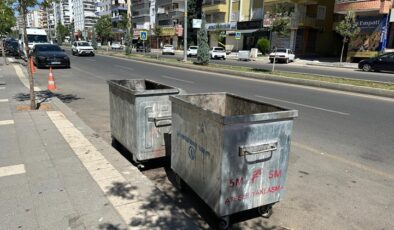 Diyarbakır’da Musa Anter Caddesi’nde kapaksız çöp konteynerleri kötü koku yayıyor