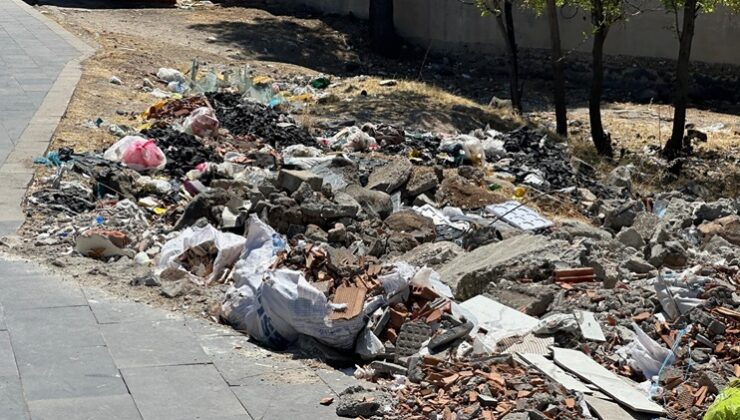 Diyarbakır’da çöp ve moloz yığınları