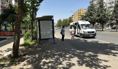 Diyarbakır Fırat Bulvarı’nda engeliler, otobüs durağına ulaşamıyor
