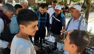 Eğil Belediye Başkanı aşure dağıttı