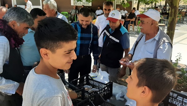 Eğil Belediye Başkanı aşure dağıttı