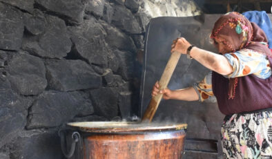 Kazanlar pestil için kaynıyor